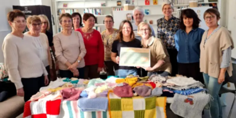Les tricoteuses de Benquet offrent 200 euros et des créations à la pédiatrie