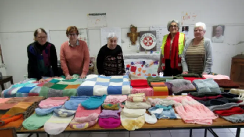 Les tricoteuses de Quarante œuvrent pour l'Ordre de Malte depuis 30 ans