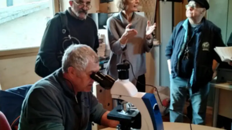 Les trufficulteurs de l'Aveyron redécouvrent les secrets des spores sous microscope