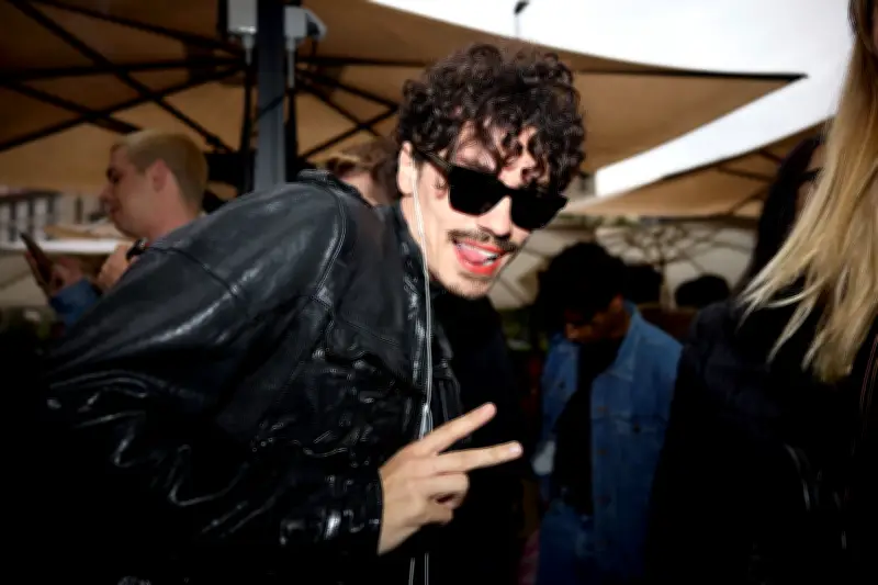 Les Watch Parties de Lyas : quand la mode se regarde comme un match de foot