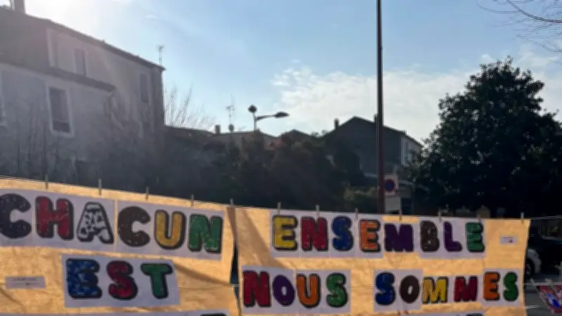 Lespignan : les écoliers transforment la place en galerie d'art éphémère