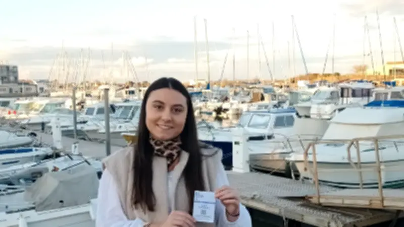 Lhéa Arnéodo, jeune électrice de Valras-Plage, découvre le vote citoyen