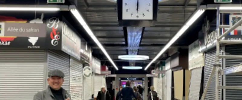 L'horloge historique des Halles de Nîmes retrouve sa place après 14 ans d'absence