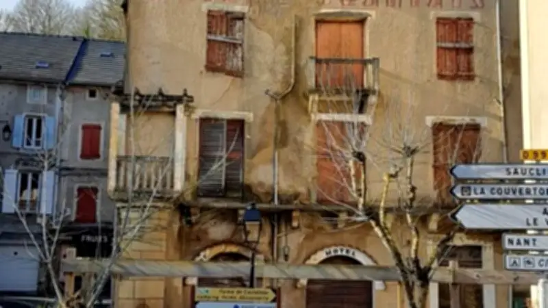 L'hôtel Le St Jeantais à Saint-Jean-du-Bruel sera démoli après un arrêté de péril