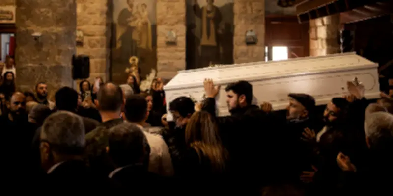 Liban : funérailles du curé de Qlayaa sous les tirs croisés, la population prise au piège