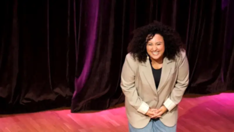 Lily Benmeni, la diva du stand-up, de retour à la Hune de Frontignan pour un one woman show