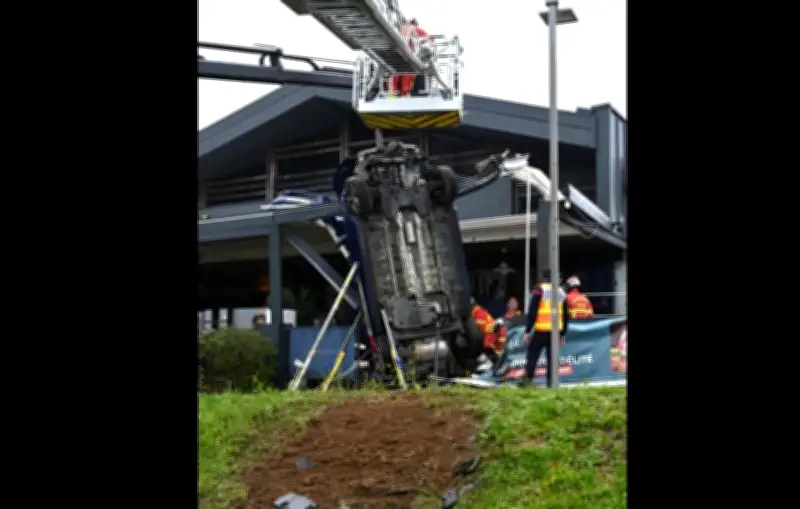 Limoges : une voiture s'encastre dans une terrasse de restaurant après un malaise