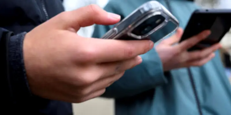 L'Indonésie interdit les réseaux sociaux aux moins de 16 ans pour lutter contre les dangers numériques