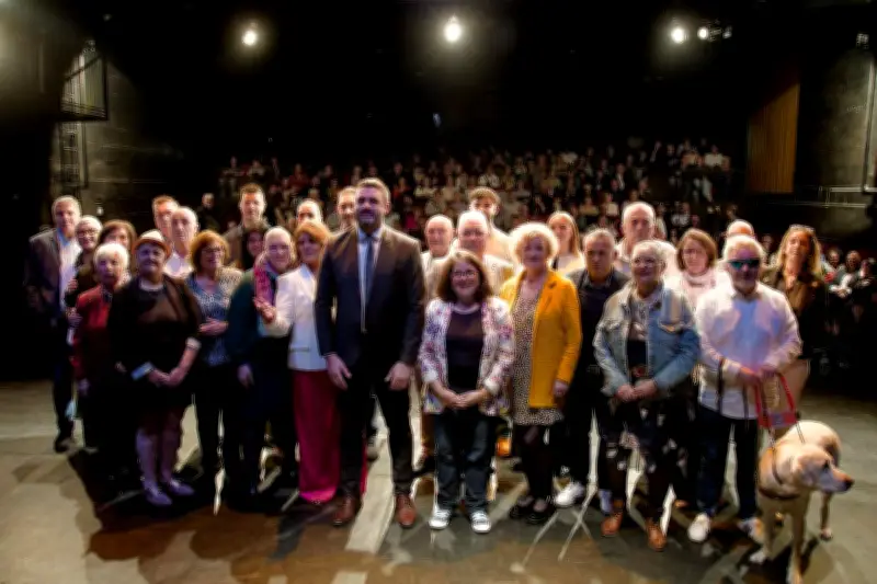 Lindsey Deary présente son programme municipal à Mourenx devant une foule enthousiaste