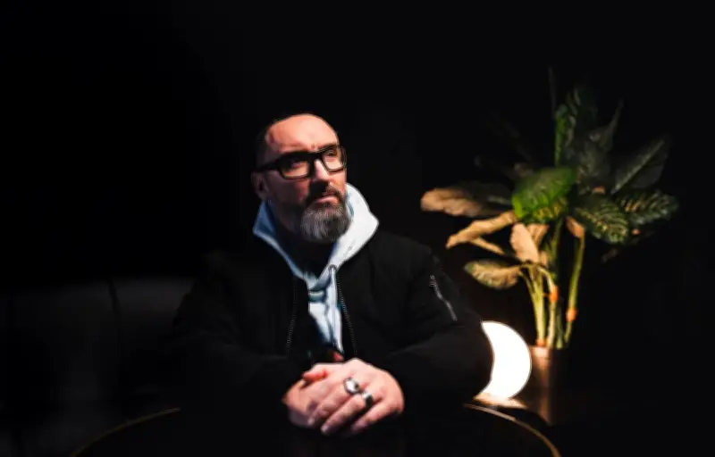 L'influenceur d'extrême droite Le Jarl reprend le légendaire Stirwen à Carnac