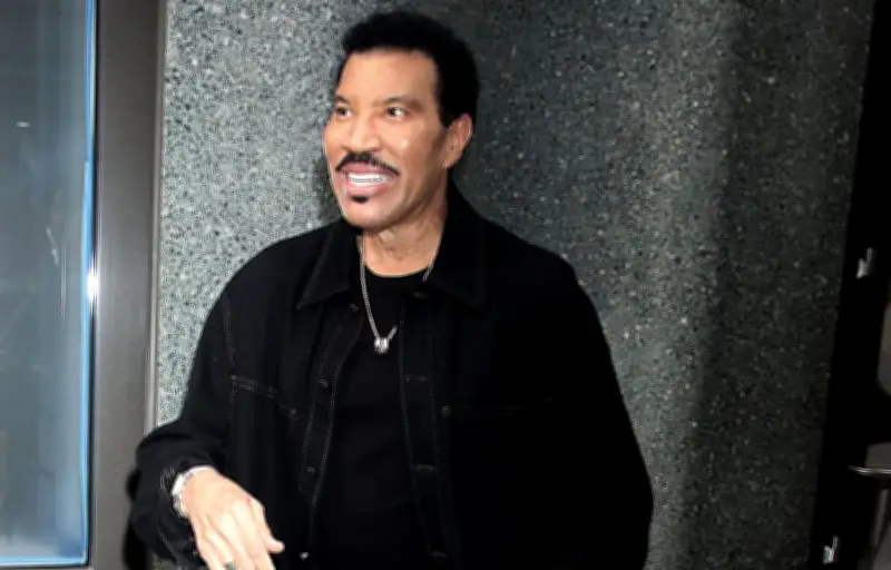 Lionel Richie critique les artistes qui fuient leurs fans : "Le succès exige des sacrifices"