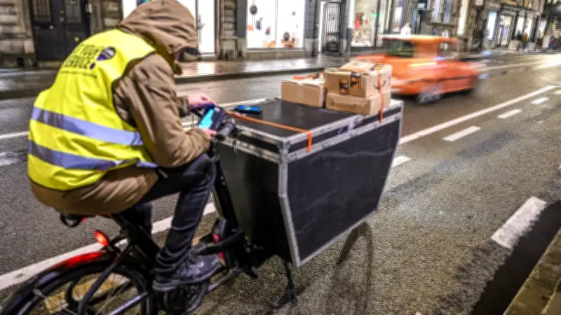 Livreurs à vélo : une étude alarmante révèle des conditions de travail dangereuses