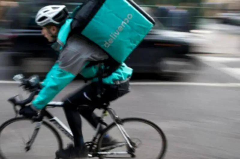 Livreurs à vélo : une étude alarmante révèle des conditions de travail épuisantes et dangereuses
