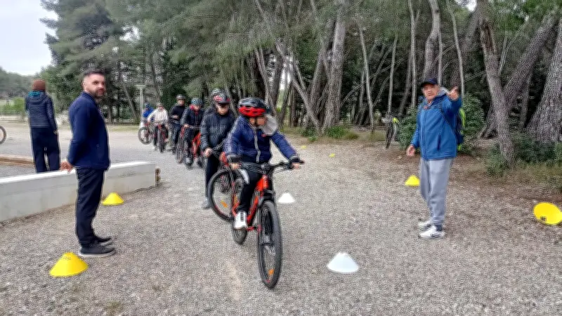 Lodève : des jeunes initiés au vélo sécurisé sur la base de Bessilles