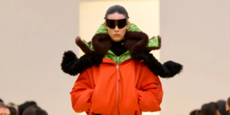 Loewe et Chloé : l'exubérance et l'artisanat dominent la Fashion Week de Paris