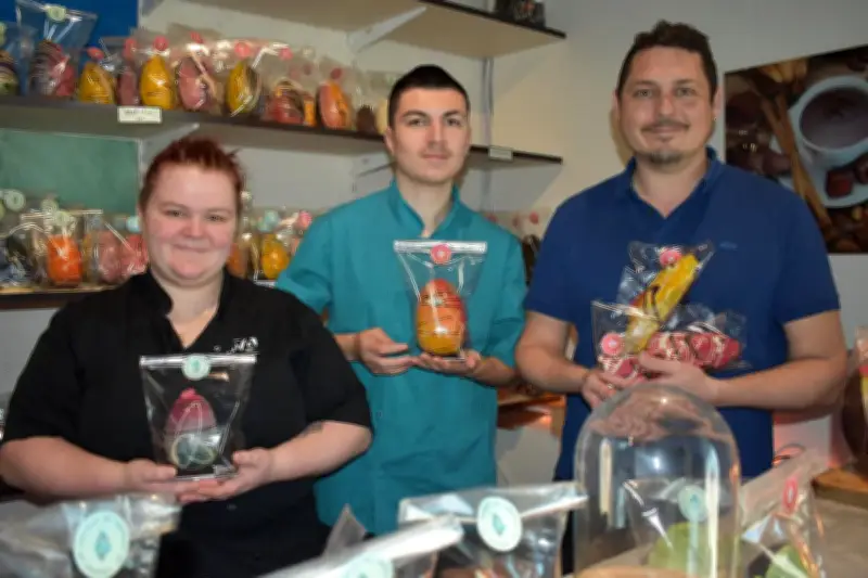 Léonard Lahoz façonne des chocolats de Pâques artisanaux dans son atelier OZ au Pian-Médoc