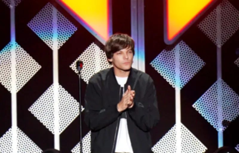 Louis Tomlinson révèle sa haine pour le hit de One Direction 'What Makes You Beautiful'