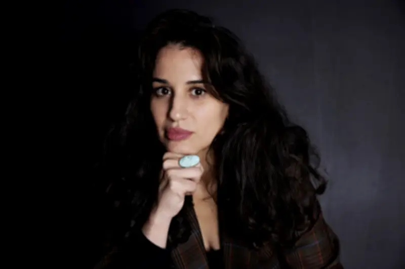 Louisa Yousfi explore l'exil et la pudeur dans 'La Grande Méthode'