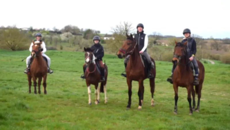 L'Étrier Beyssacais réunit cavaliers et marcheurs pour une randonnée réussie en Nouvelle-Aquitaine