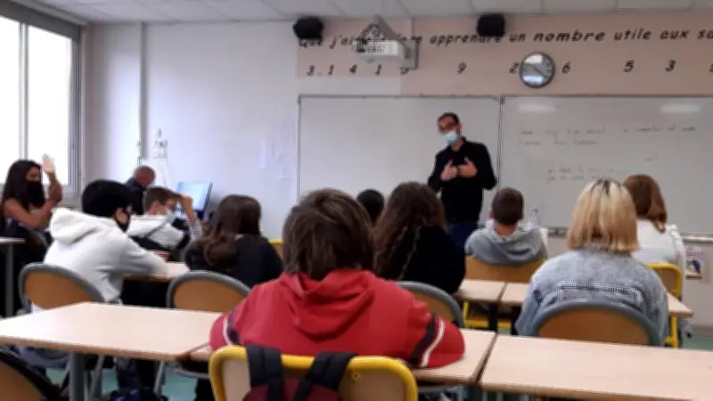 Luc Sabot rencontre des collégiens de Bédarieux pour un spectacle sur le fascisme