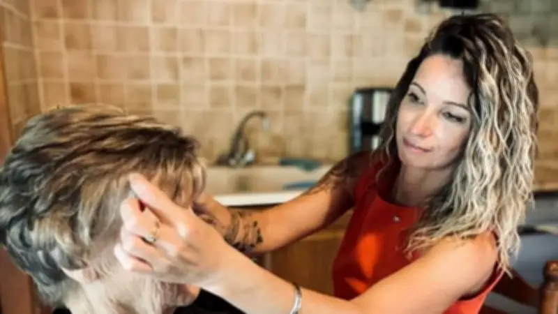 Lucie Turpin, socio-coiffeuse : redonner l'estime de soi aux personnes fragilisées