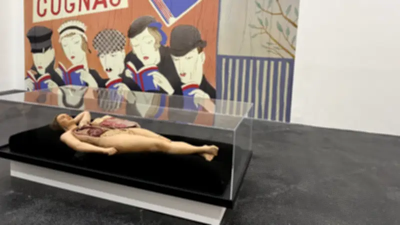 Lucy McKenzie expose 'Plastic Newspaper' au Crac de Sète, une première en France