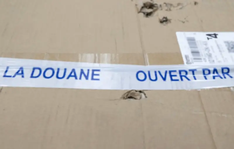 L'UE instaure une nouvelle taxe sur les petits colis et des amendes pour produits dangereux