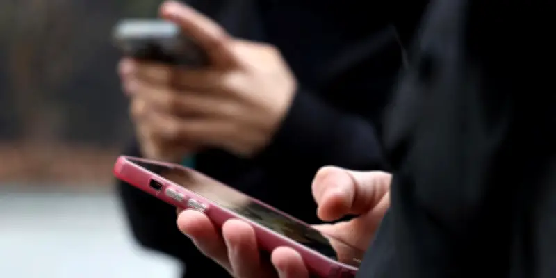 L'UE ouvre une enquête contre Snapchat pour la protection des mineurs