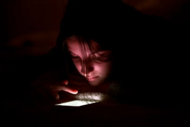 L'UE sanctionne quatre sites pornographiques et enquête sur Snapchat pour protection des mineurs