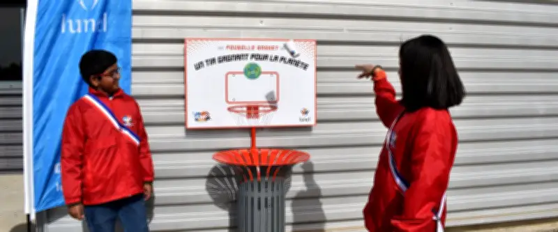 Lunel : les enfants inaugurent une poubelle-basket pour un geste écologique ludique