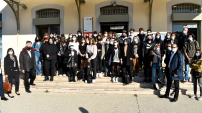 Lunel : une fresque lycéenne illumine la gare SNCF, fruit d'un projet éducatif et artistique