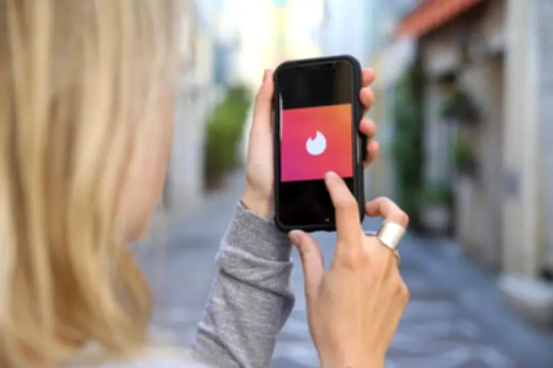 Lutte contre les guets-apens homophobes : Tinder, Grindr, Bumble et Happn signent une charte avec l'État