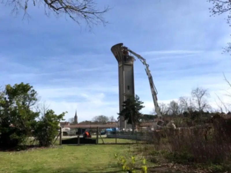 Luxey : la démolition du château d'eau, un repère disparu du paysage