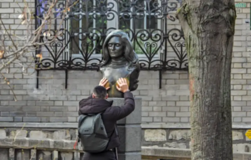 Luz protège le buste de Dalida avec un corset pour dénoncer les violences sexuelles