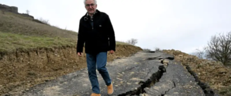 À Luzençon, une route effondrée après les tempêtes bouleverse la vie d'un hameau aveyronnais