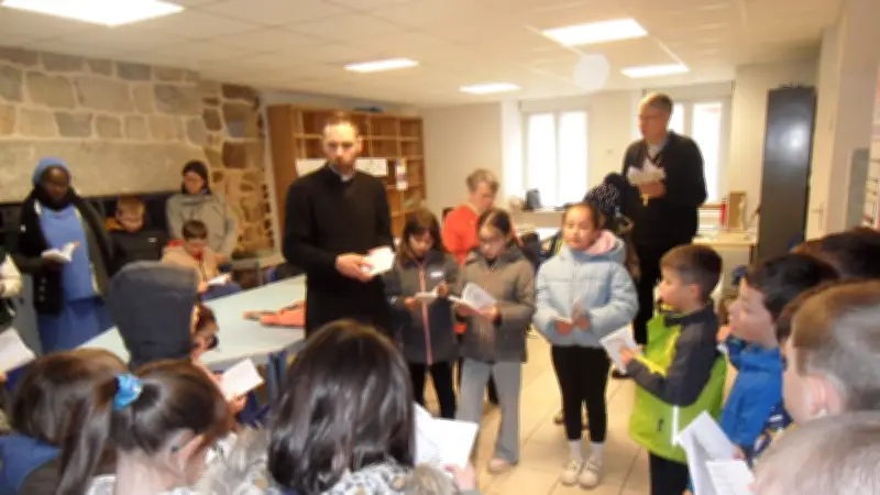 L'évêque de Mende rencontre les enfants du catéchisme à Saint-Chély-d'Apcher