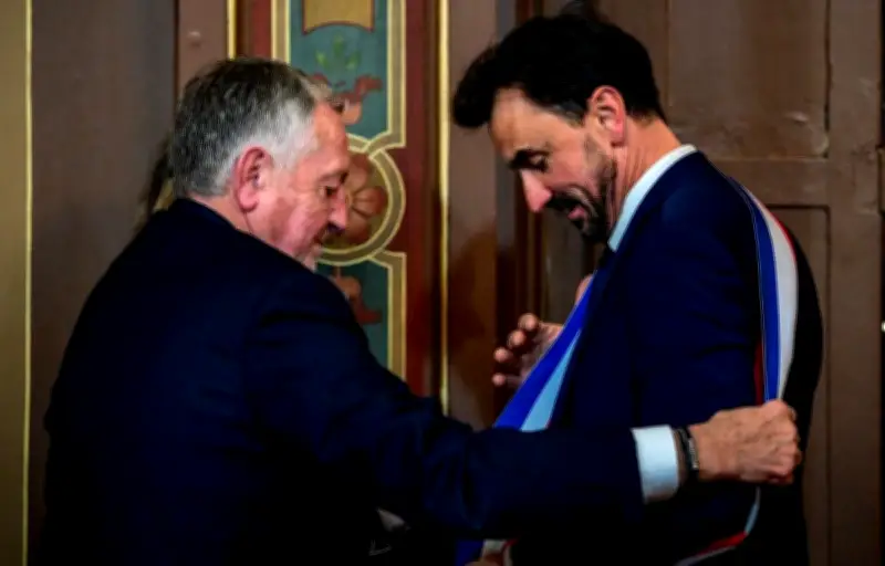 Lyon : Jean-Michel Aulas remet l'écharpe à Doucet et devient chef de l'opposition