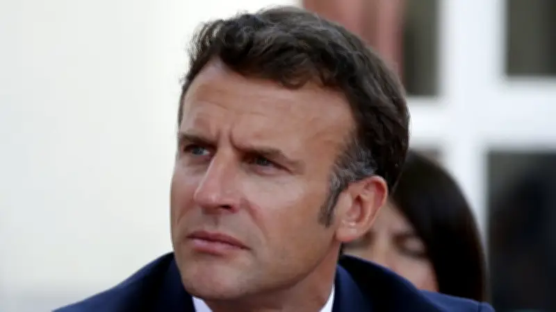 Macron annonce le retour des maths en 1re et le sport quotidien à l'école primaire