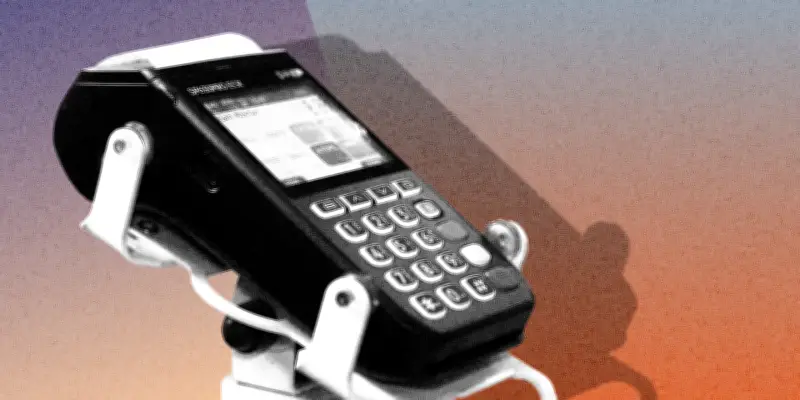 Macron défend la souveraineté française face aux géants Visa et Mastercard