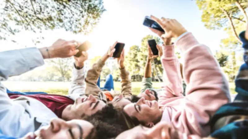 Macron exige l'interdiction des réseaux sociaux pour les moins de 15 ans dès septembre 2026