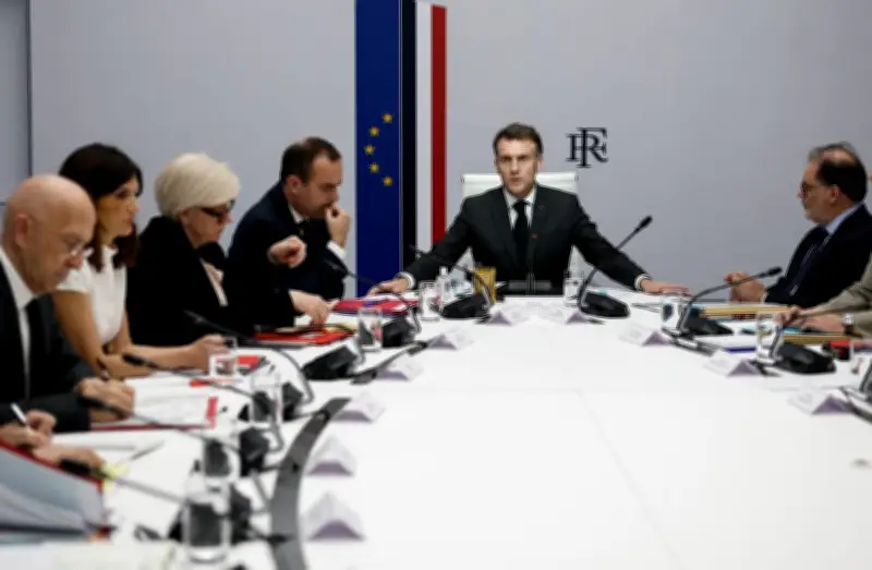 Macron multiplie les initiatives diplomatiques pour tenter d'apaiser la guerre au Moyen-Orient