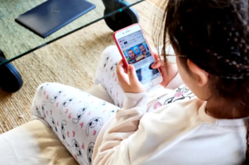 Macron pousse l'interdiction des réseaux sociaux aux moins de 15 ans, un débat houleux