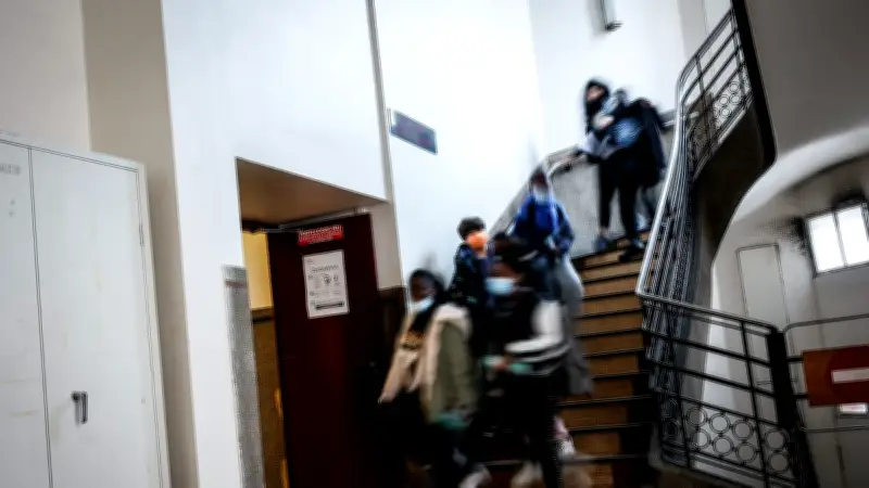 Macron qualifie d'épidémie la hausse des tenues religieuses dans les lycées