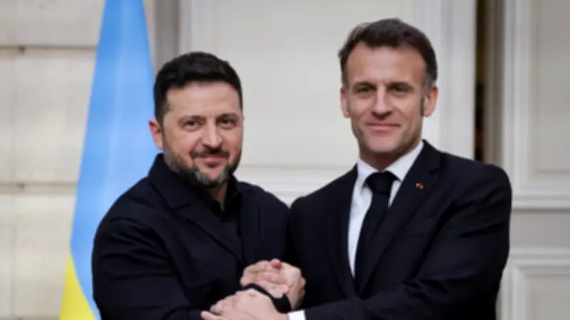 Macron à Zelensky : "Rien ne nous détournera de l'Ukraine" malgré la guerre au Moyen-Orient