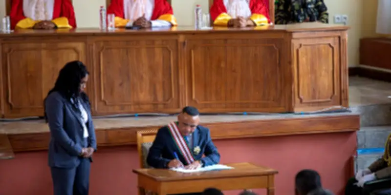 Madagascar : le président suspend le gouvernement et limoge le Premier ministre