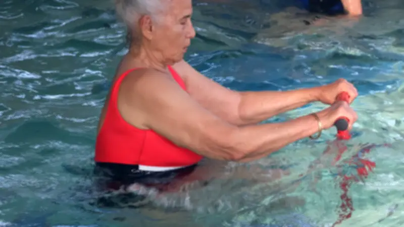 Madeleine, 90 ans, célébrée à la Piscine de Mag pour sa passion de la natation