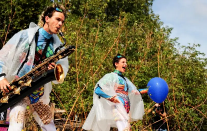 Mala Chica et Molo Chico dénoncent la marchandisation des luttes dans un spectacle satirique