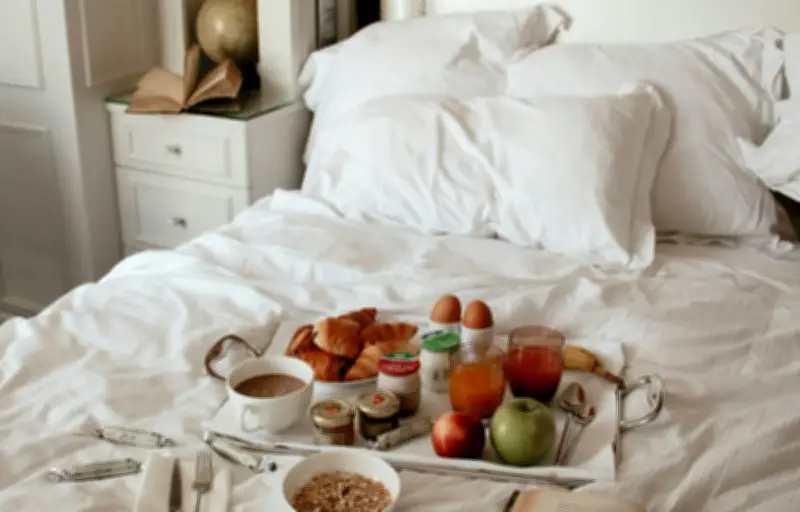 Manger au lit : une habitude moderne aux conséquences digestives et sur le sommeil