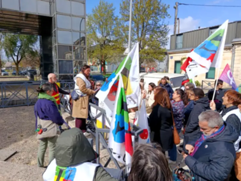 Manifestation contre les fermetures de classes à Bordeaux avant une réunion décisive