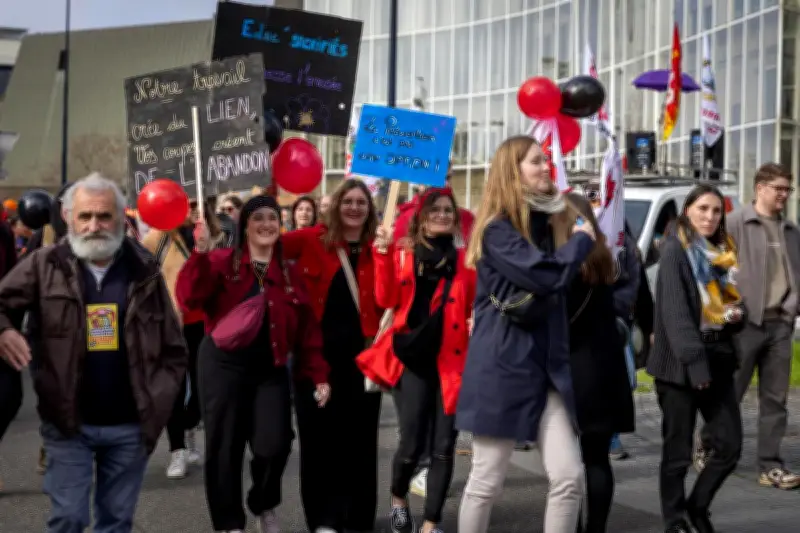 Manifestation festive à Bordeaux : 170 professionnels du social dénoncent les coupes budgétaires